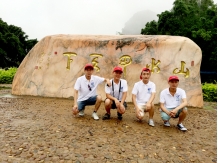 桂林三日游业务精英合影留念