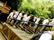 精英团队图腾古道背影留念