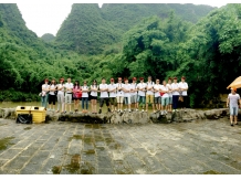 精英团队银子岩全景拍摄留影