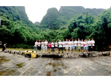 精英团队银子岩全景拍摄留影